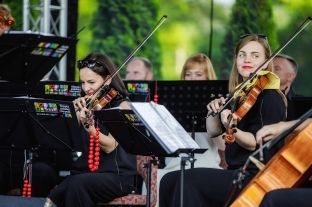 Koncert plenerowy Grohman Orchestra przy kociele pw. w. Leonarda