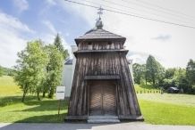 Der Glockenturm an der gemauerten griechisch-katholischen Kirche St. Paraskewia in Ptna